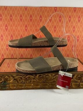 NWT Faded Glory LEA sandals in Khakii